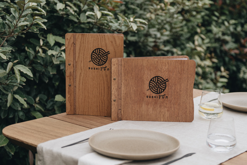 Portamenús de madera artesanal de Sibaritat abierto mostrando una carta