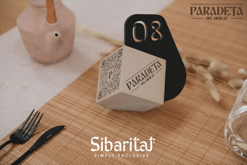 Cubo QR de madera con número de mesa de Sibaritat